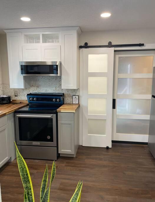 Shares Courtyard Luxury Apt - New! Rockledge Bagian luar foto