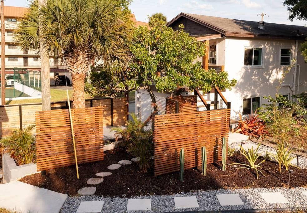 Shares Courtyard Luxury Apt - New! Rockledge Bagian luar foto
