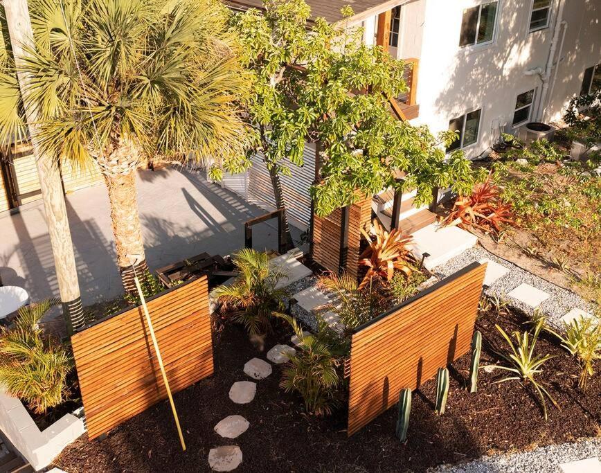 Shares Courtyard Luxury Apt - New! Rockledge Bagian luar foto