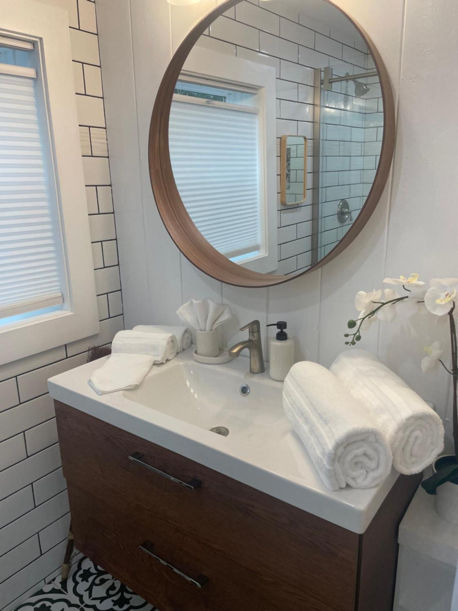 Shares Courtyard Luxury Apt - New! Rockledge Bagian luar foto